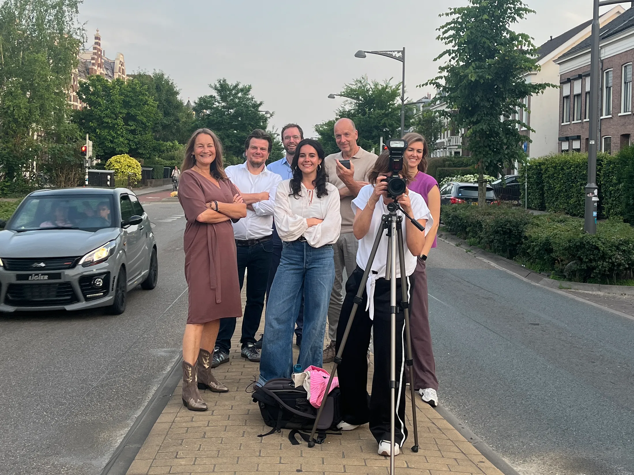 Einders staan lachend op de vluchtheuvel op de Sint Annastraat met een fotograaf.
