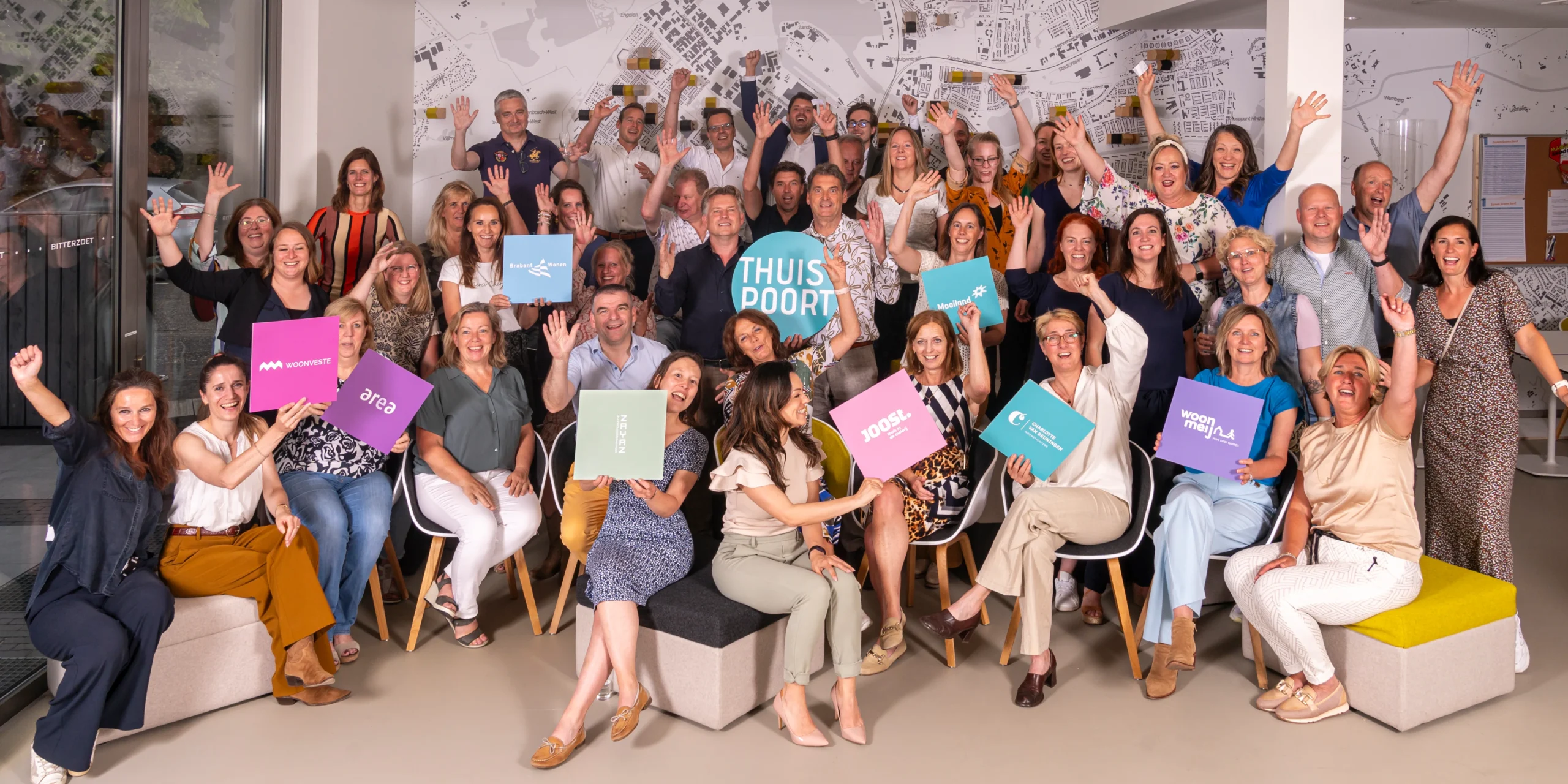 Juichende medewerkers van verschillende woningcorporaties binnen Thuispoort.