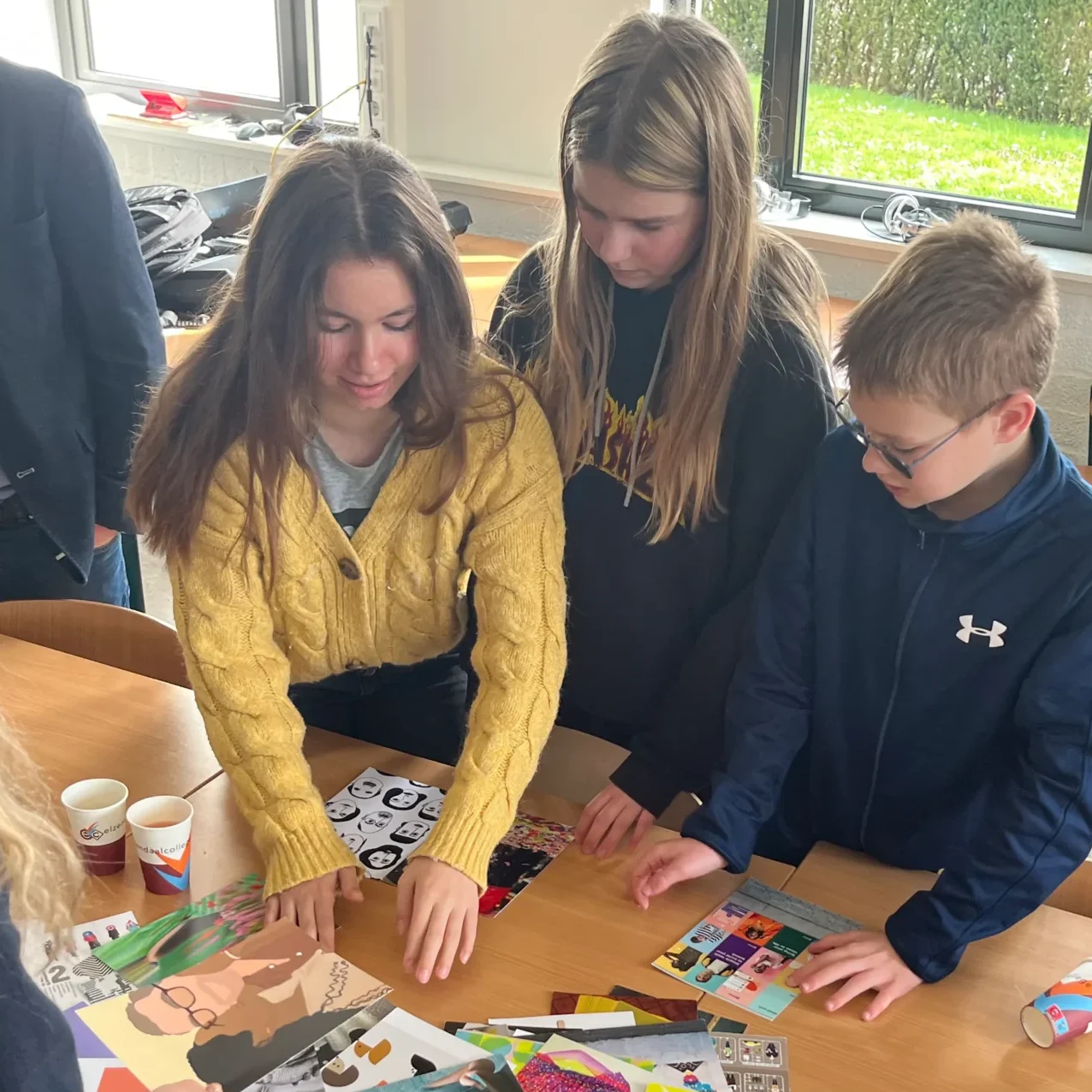 Leerlingen van Mezzo Scholen maken een moodboard.