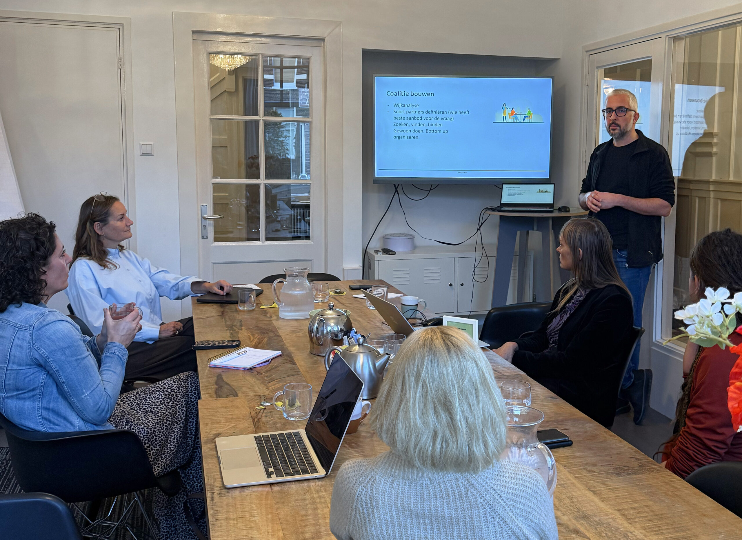 Mensen aan tafel in een sessie